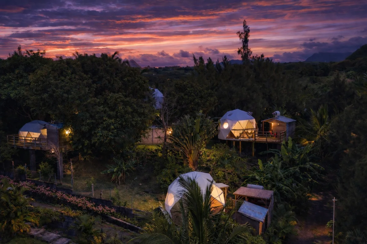 Les dômes du village dans le jardin tropical, sous les couleurs du coucher de soleil