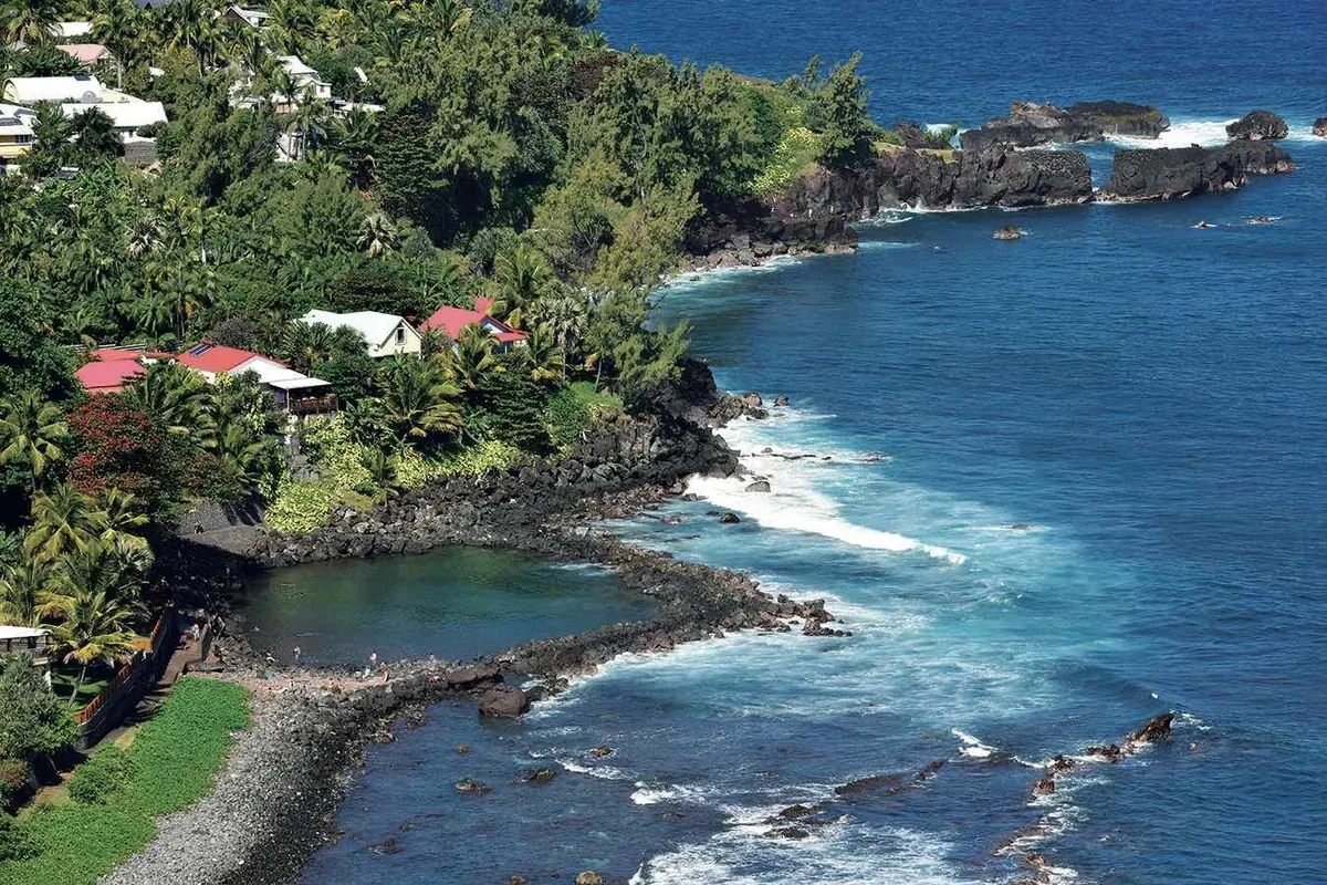 Le bassin de Manapany et sa baie bordée de roches volcaniques