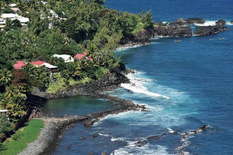 Le bassin de Manapany et sa baie bordée de roches volcaniques