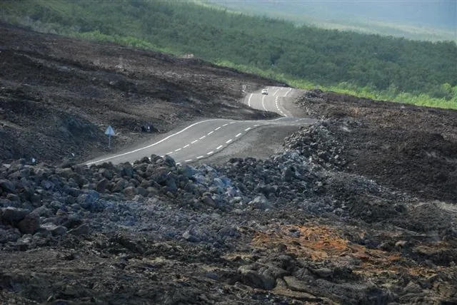 La route traversant les paysages volcaniques du Grand Brûlé