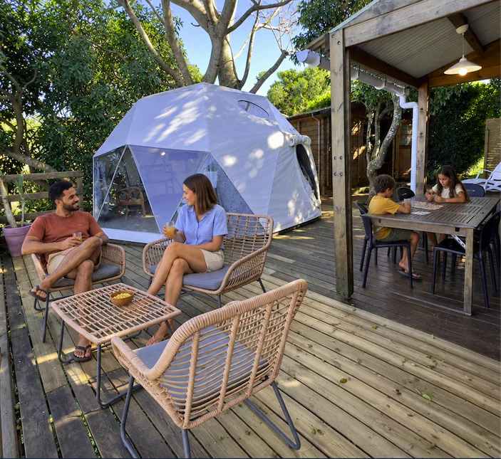 Un moment à deux sur la terrasse du Dôme Delux