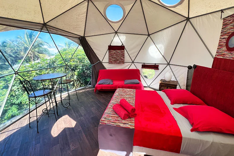 La chambre du Dôme Original et son ouverture sur le jardin