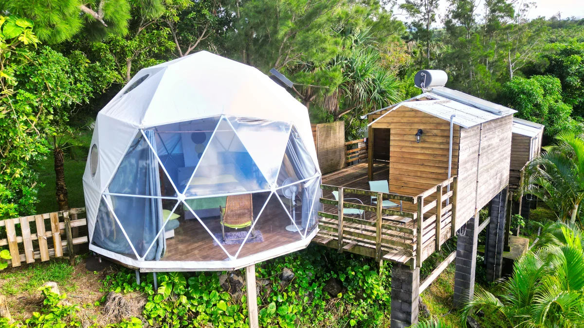 Le Dôme Zen, sa terrasse et ses sanitaires privatifs dans le jardin tropical